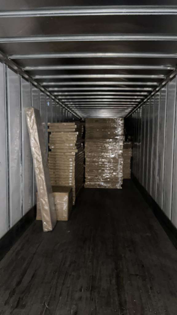 Interior de contenedor